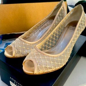 Like New in box Size 9 Adrianna Papell Heels nude/gold